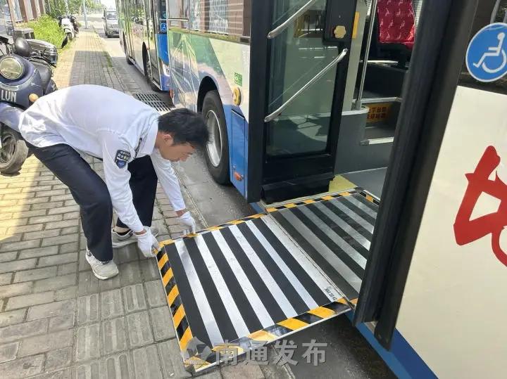 南通公交33路線9臺車完成適老